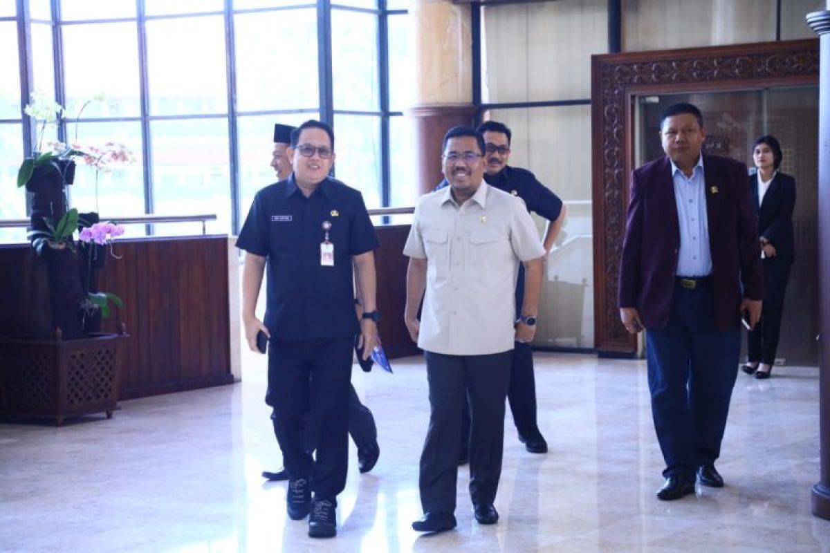 Sekdaprov: Terjadi perbedaan penafsiran postur anggaran APBD-P Jatim