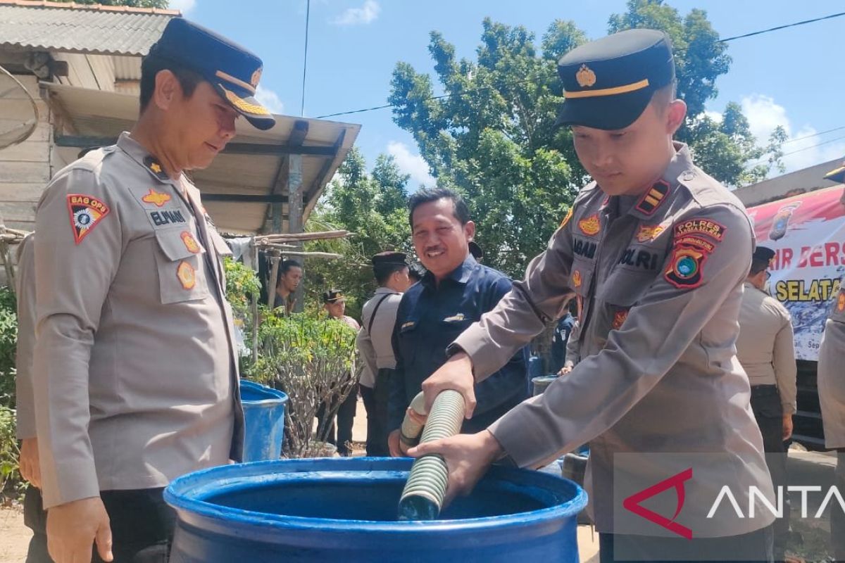 Polisi Bangka Selatan salurkan sembako dan 12.500 liter air bersih