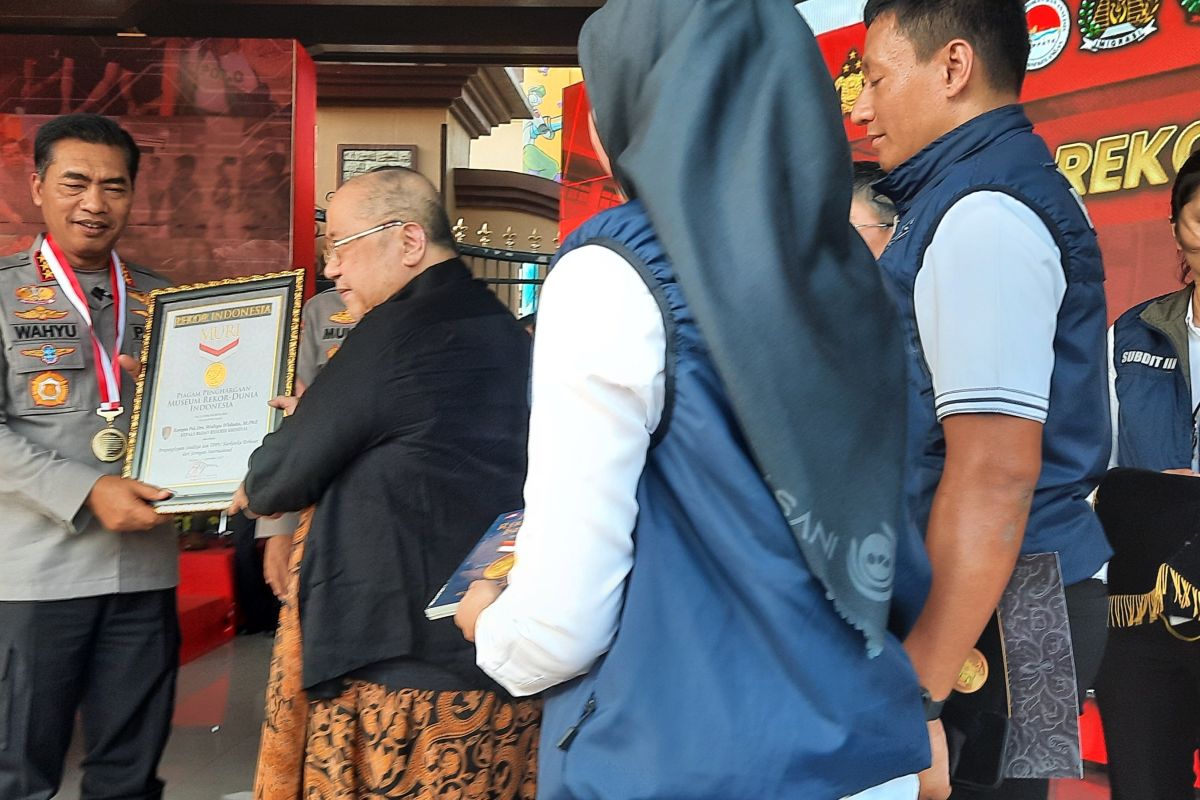 Ungkap jaringan gembong narkoba Fredy Pratama, Kabareskrim dihadiahi MURI