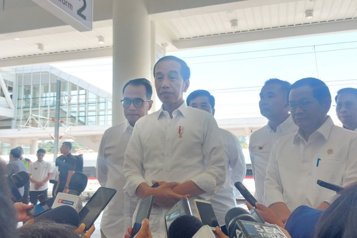 Jokowi sebut masyarakat bisa uji coba KA cepat mulai Oktober 2023
