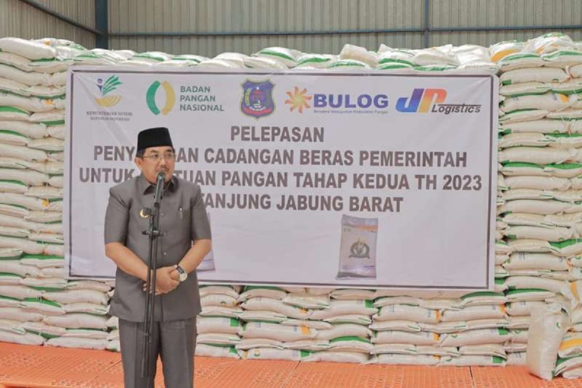 Pemkab Tanjabbar salurkan 673.410 kilogram beras keluarga penerima manfaat