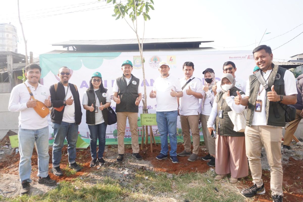 PLN , Kementerian LHK dan Pemkot Tangerang lakukan aksi tanam pohon bersama