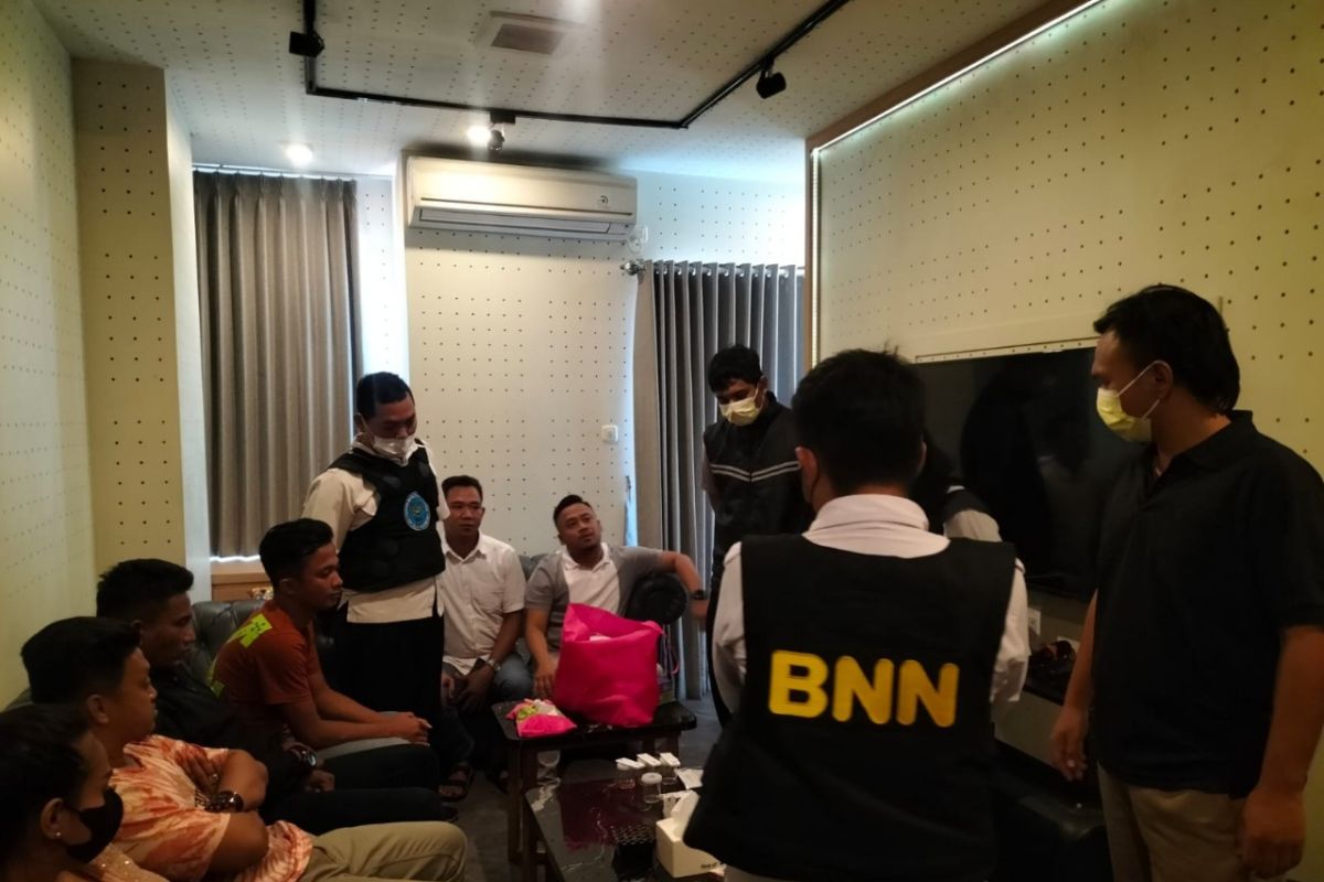 BNN Surabaya gerebek pesta narkoba di hotel
