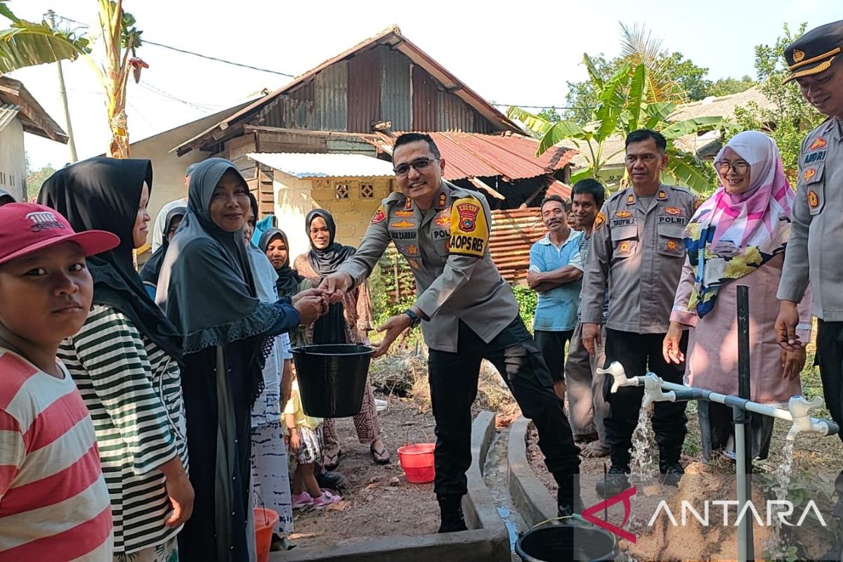 Polisi Bangka Barat bantu pembuatan sumur bor untuk warga Telukrubiah