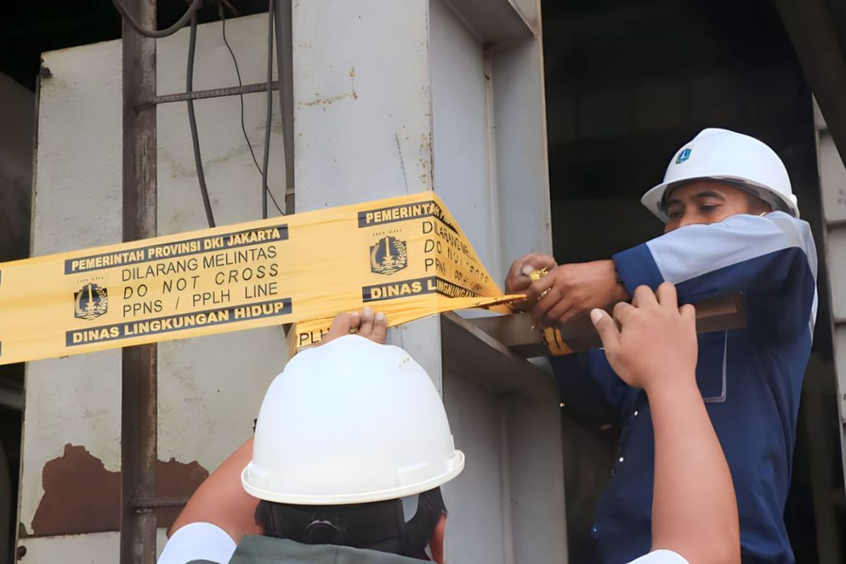 Dinas Lingkungan Hidup DKI segel cerobong pabrik baja di Jaktim