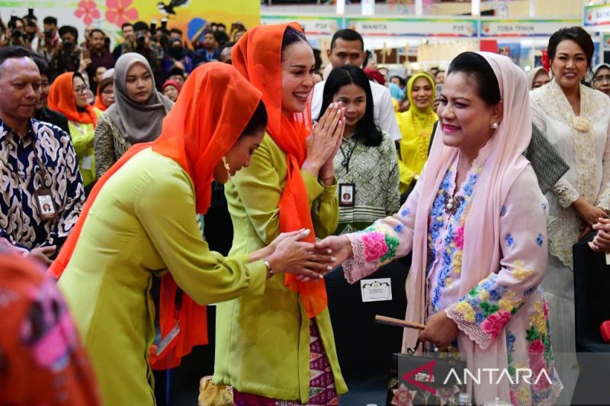 First Lady opens KriyaNusa crafts exhibition