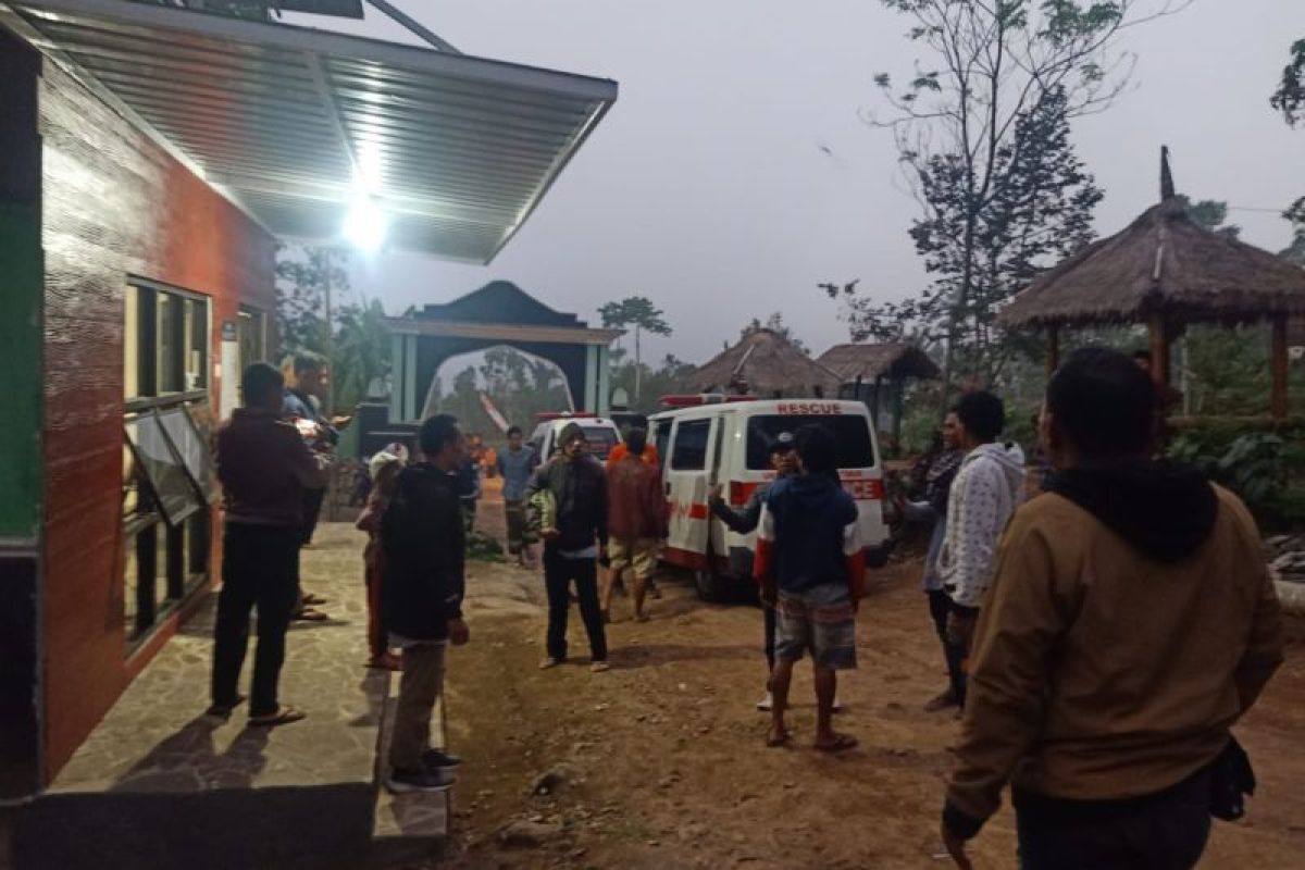 Petugas TNGR evakuasi jasad pendaki yang meninggal di Gunung Rinjani