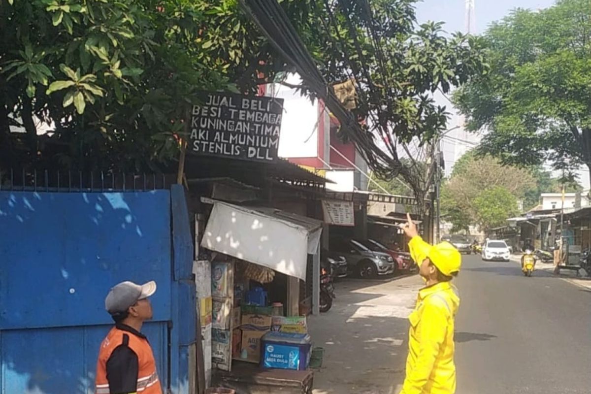 Pemkot Jakbar gencar rapikan kabel semrawut di Jalan Joglo Raya