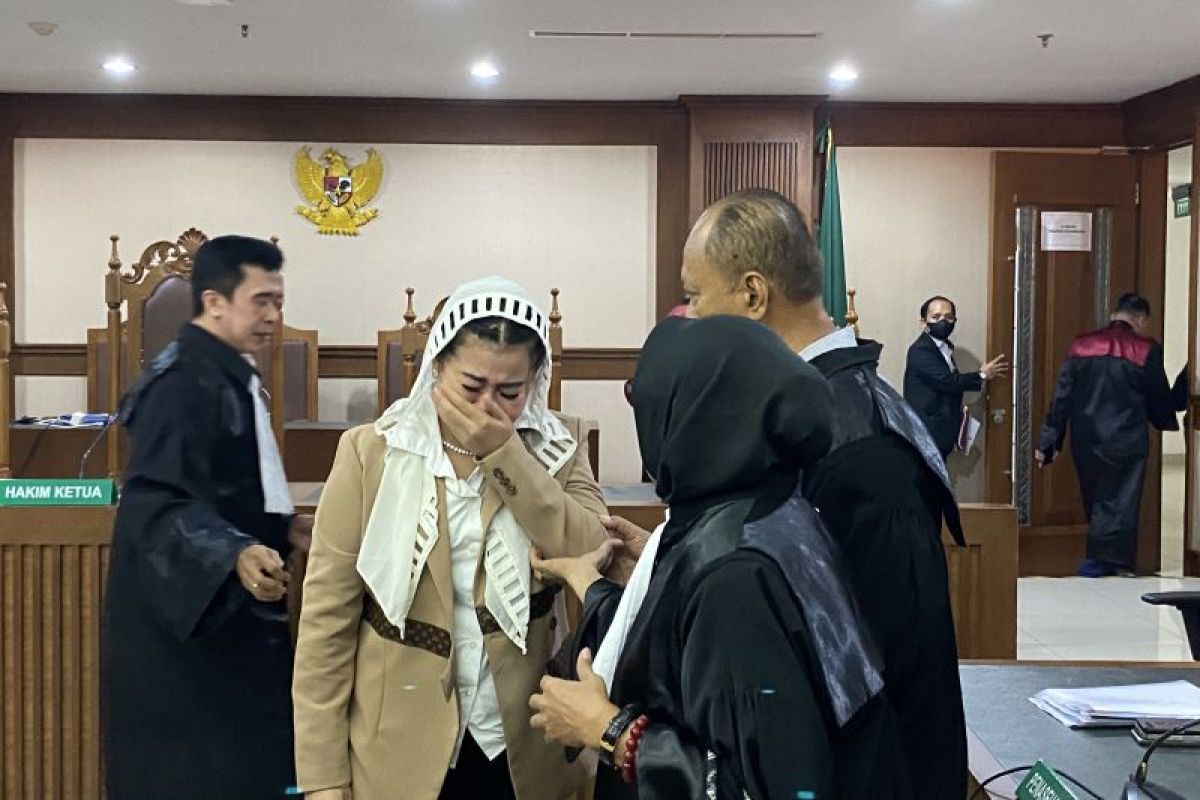 Hasnaeni "Wanita Emas" divonis 5 tahun penjara