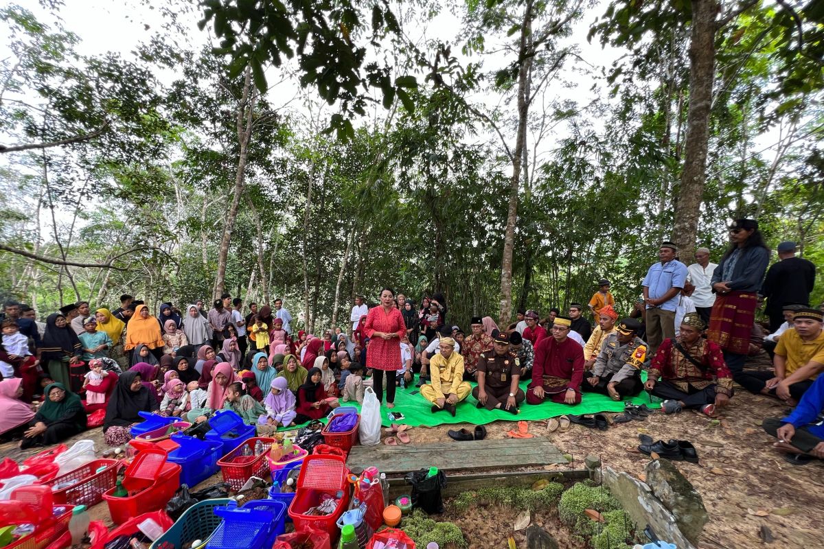 Karolin Margaret Natasa minta budaya Robo-robo Landak dibukukan