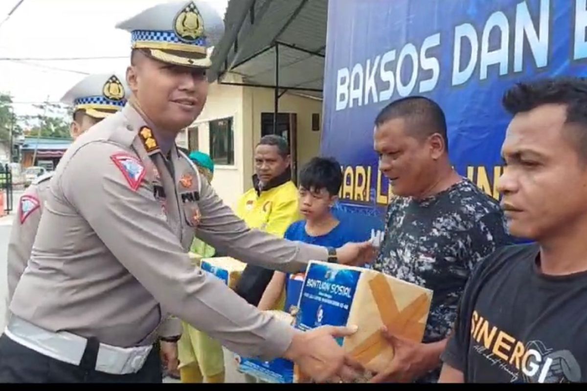 Dit Lantas Polda Sultra bagikan 8 ribu paket sembako kepada warga