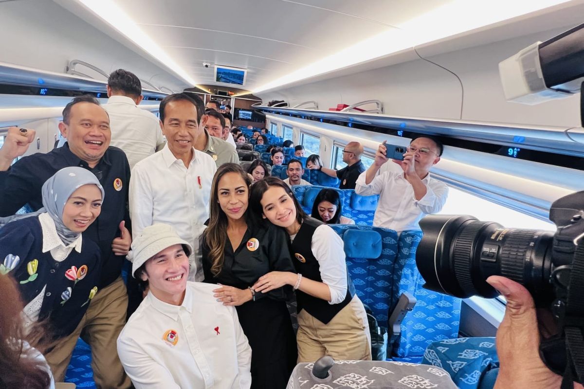 Jokowi uji coba kereta cepat Jakarta-Bandung