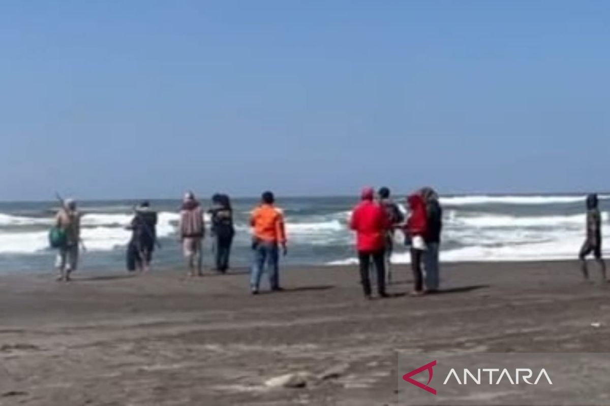 Tim SAR gabungan selamatkan 4 pelajar yang tenggelam di Pantai Selatan Sukabumi