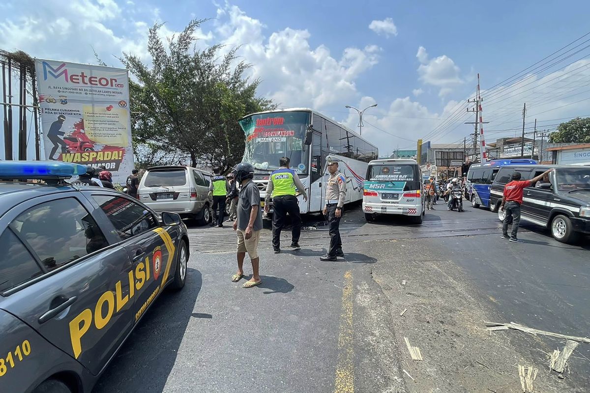 Polisi tangani kasus kecelakaan libatkan bus dan truk di Malang