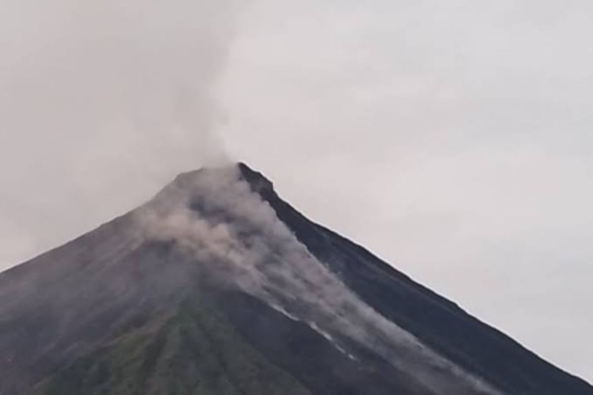 Warga diajak patuhi radius bahaya meski guguran lava Karangetang turun