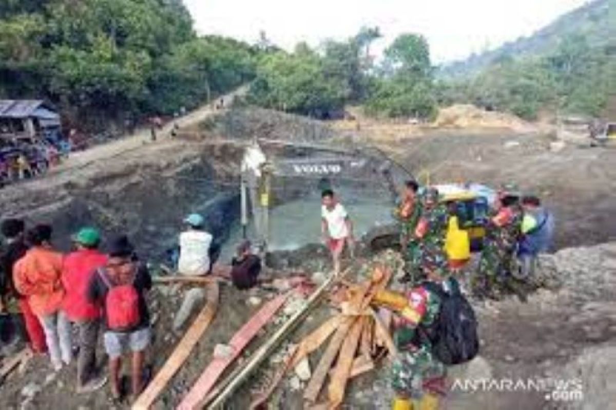 Penambang emas ilegal di Riau tewas tertimbun longsor