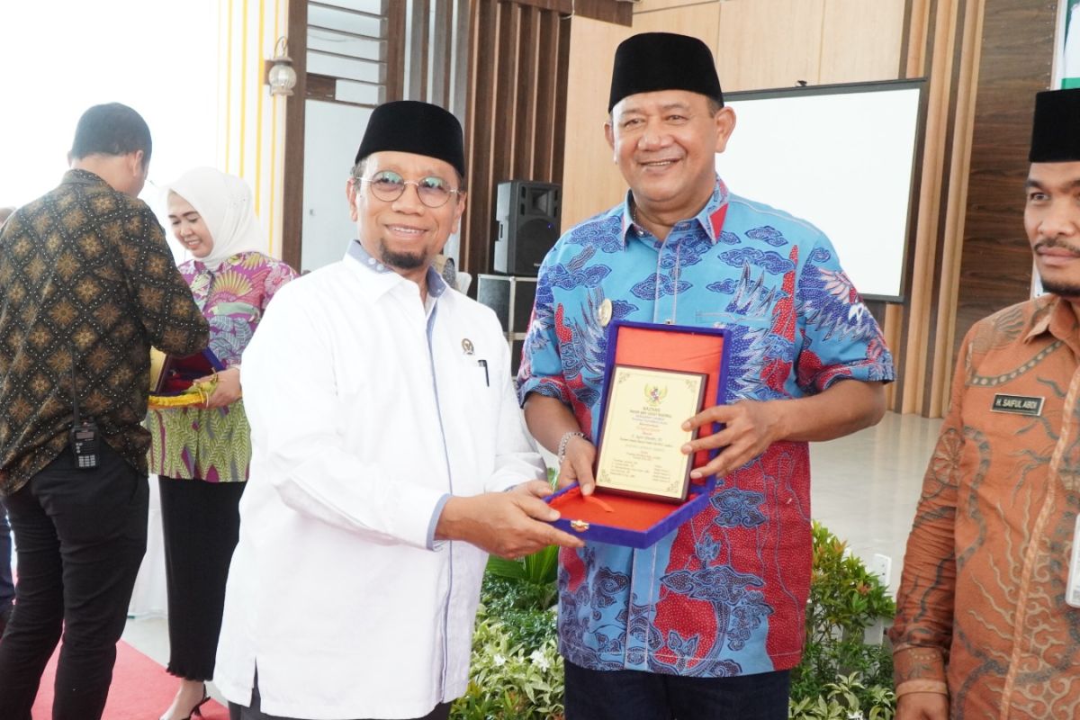 Baznas Langkat serahkan award kepada Plt Bupati