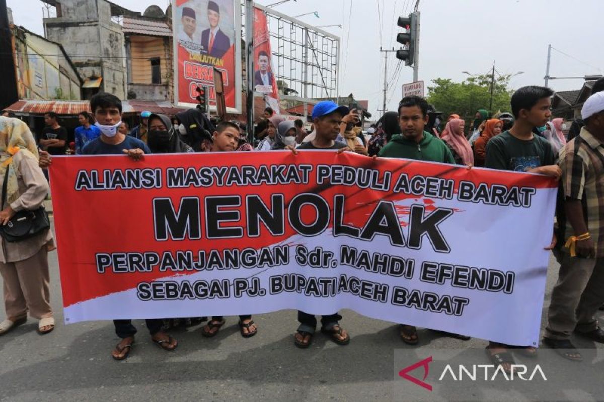 Warga demo DPRK tolak perpanjang jabatan Pj Bupati Aceh Barat