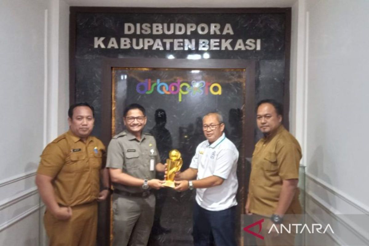 Disbudpora Kabupaten Bekasi terima Piala Kemenpora atas capaian sepak bola U-13