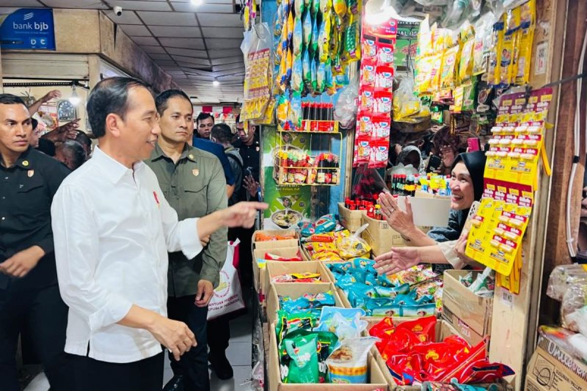 President Jokowi reviews food prices at Karawang's Johar Market