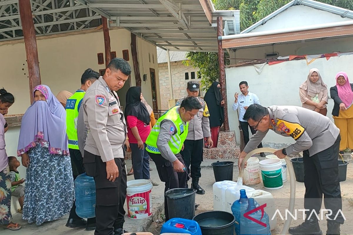 Polisi Bangka Barat salurkan bantuan air bersih ke warga di Mentok
