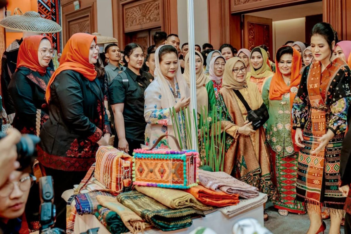 Usai resmikan KriyaNusa, Ibu Negara kunjungi stan Dekranasda Medan
