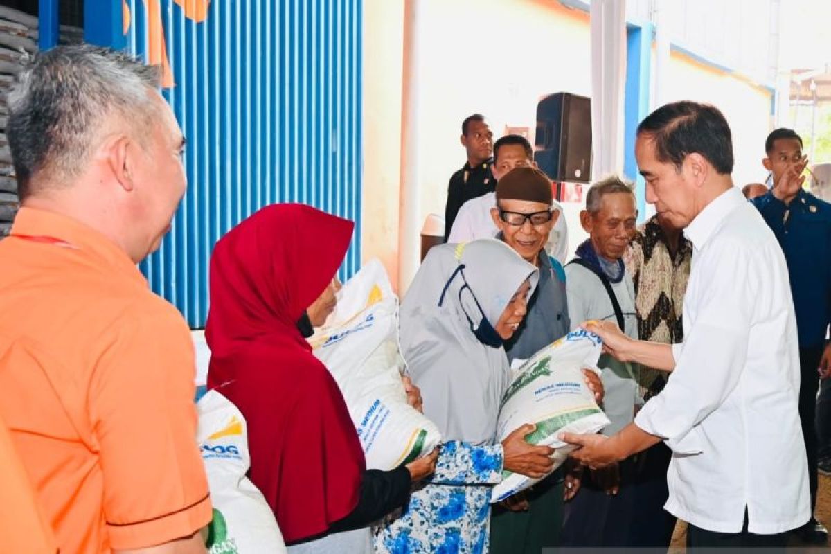 President distributes rice aid in West Java