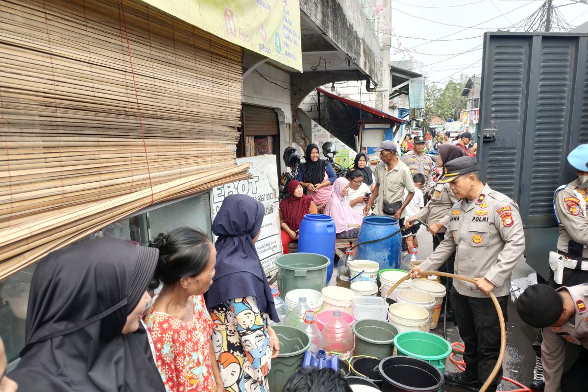 Polisi Salurkan Liter Air Bersih Kepada Warga RW Pegadungan ANTARA News