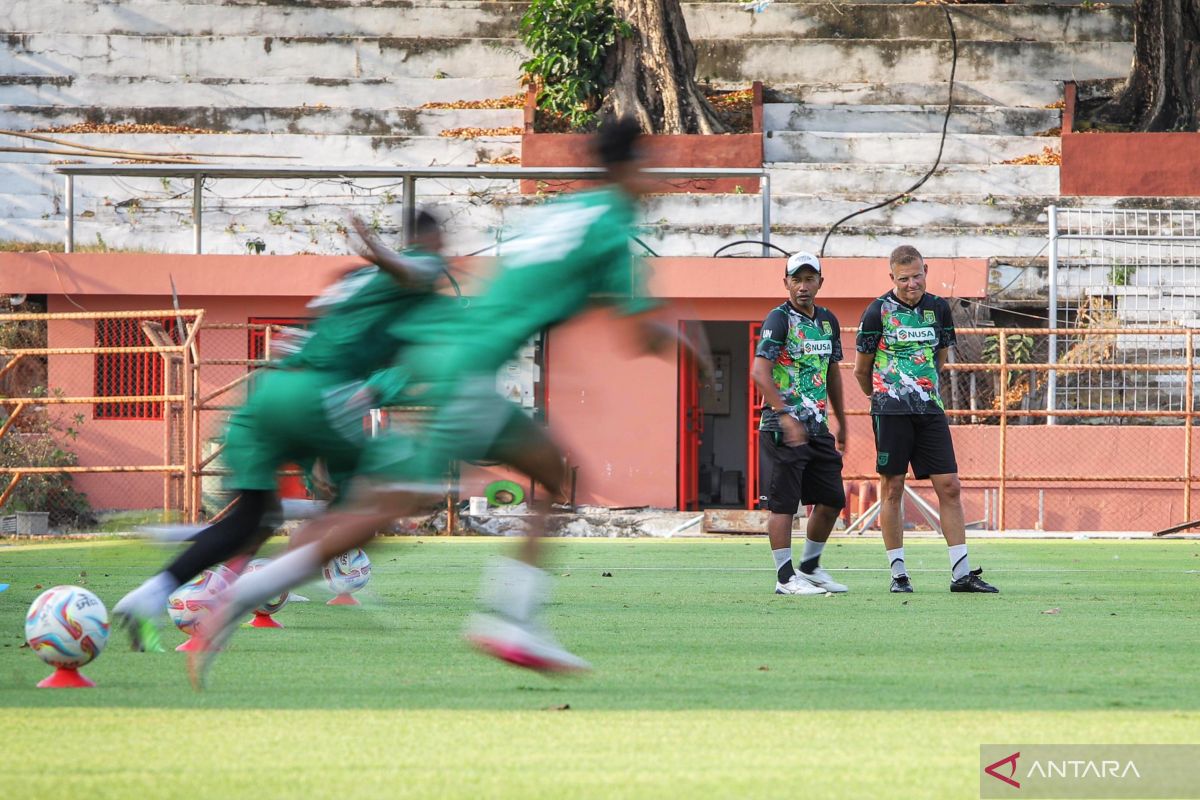 Liga 1: Pelatih baru Persebaya Josep Gombau pantau latihan tim