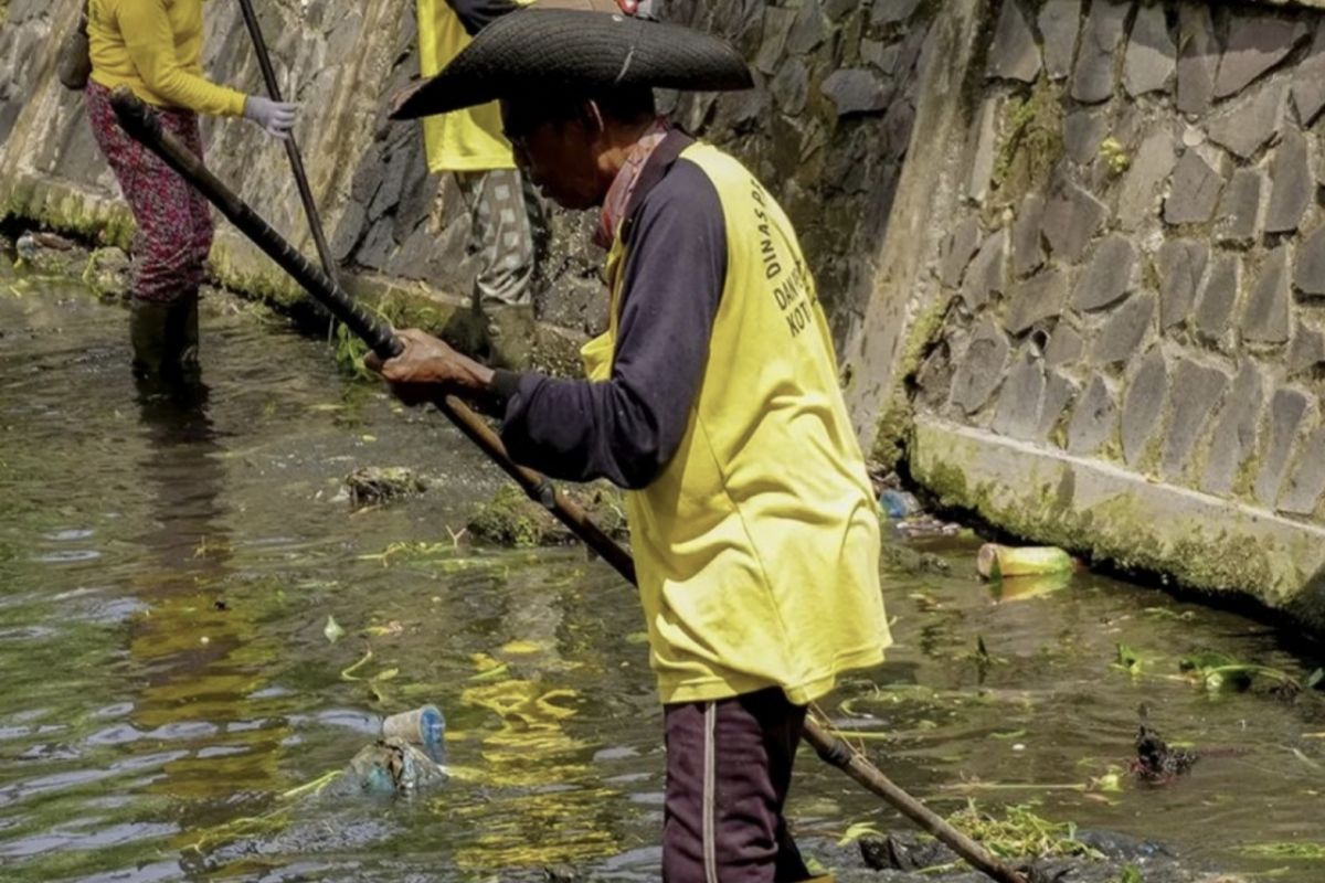 Pekanbaru keruk sedimen sungai cegah banjir