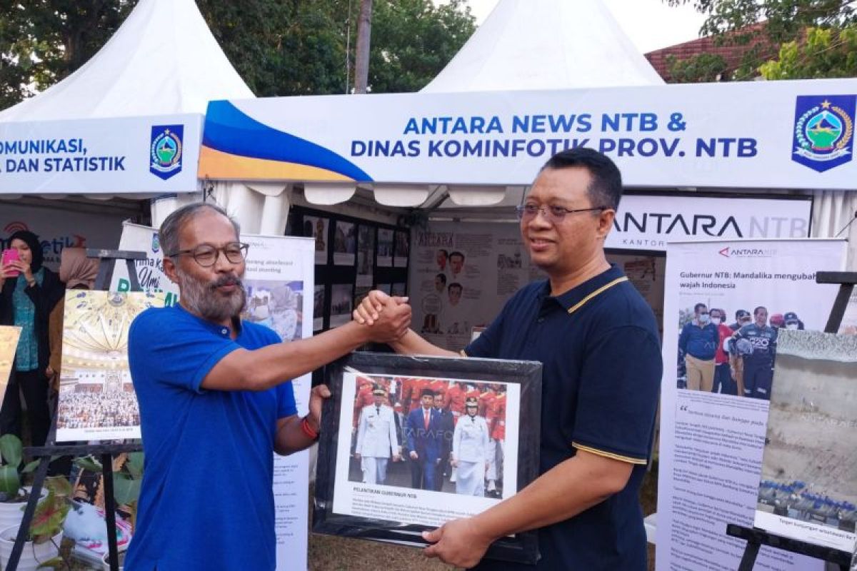 Antara NTB berikan cendera mata kepada Gubernur dan Wagub NTB