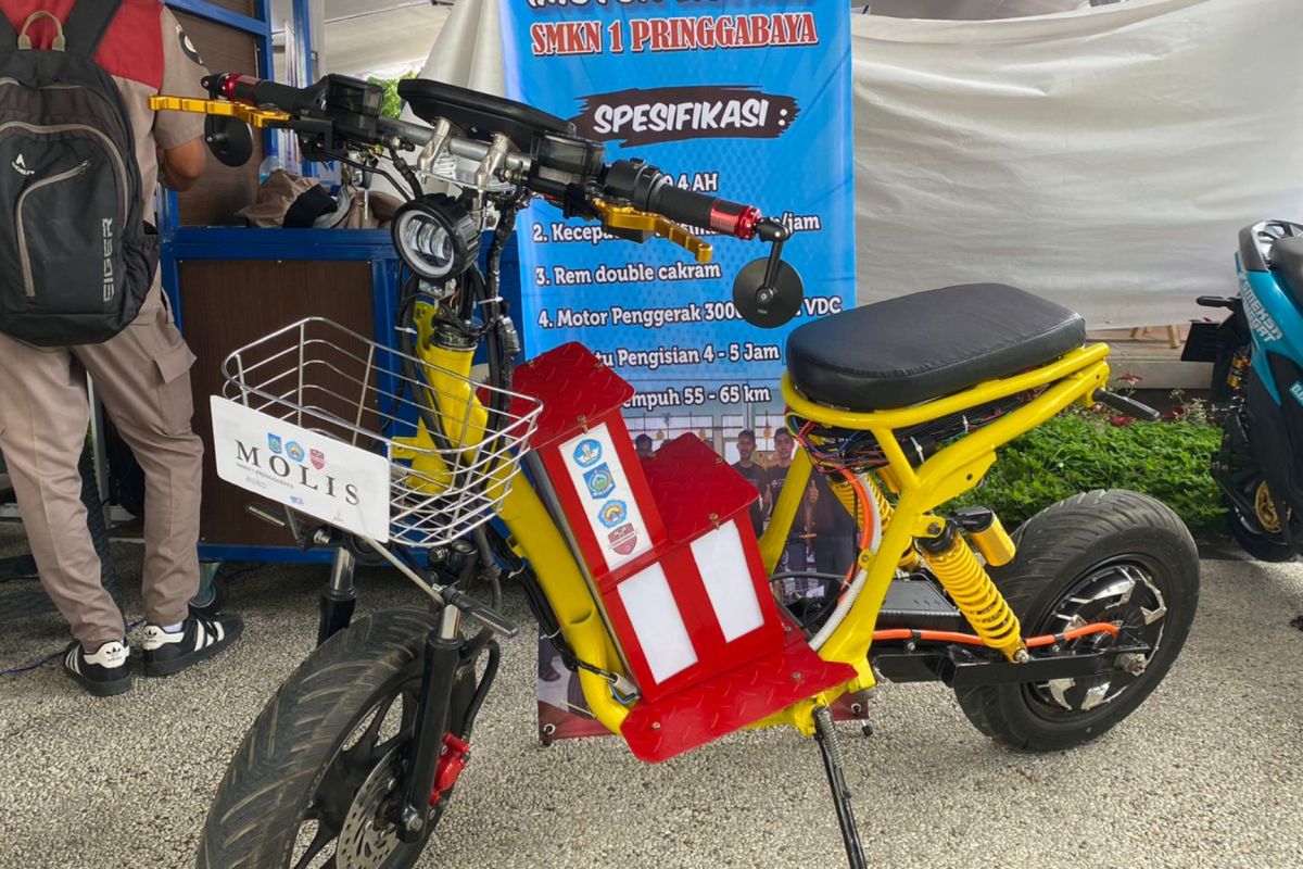 SMKN 1 Pringgabaya Lombok Timur memamerkan motor listrik rakitan