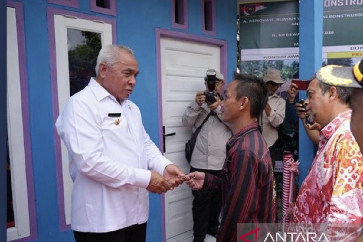 Gubernur serahkan bantuan rumah  bagi warga Kutai Barat
