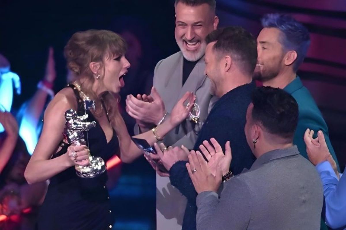 NSYNC beri kado gelang persahabatan pada Taylor Swift di ajang MTV VMA 2023