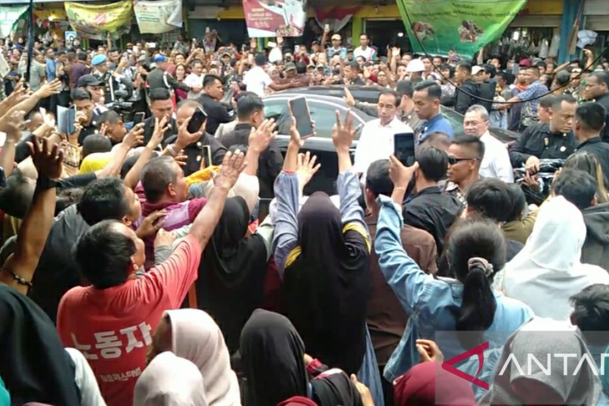 Warga Karawang  berebut sembako dan kaos dari Presiden Jokowi
