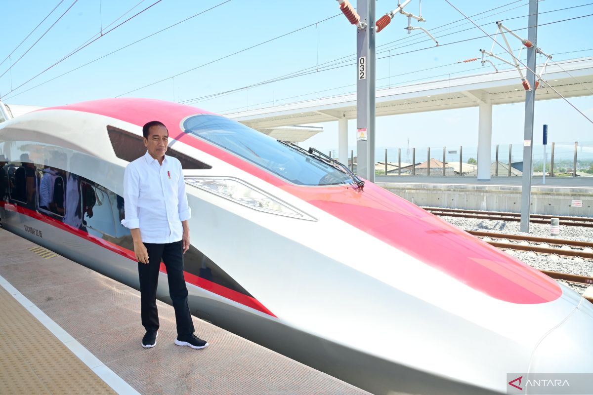 Presiden Jokowi resmikan operasional Kereta Cepat Whoosh