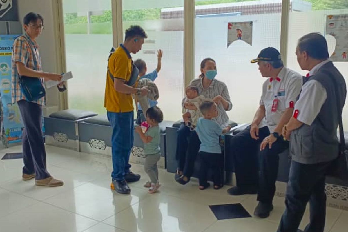 KJRI Kuching memulangkan empat anak balita dari Malaysia ke Pontianak