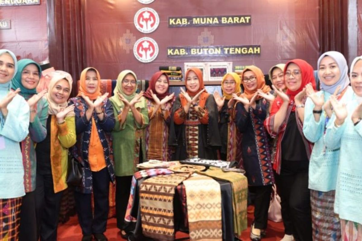 Dekranasda Kendari pamerkan tenunan khas lokal di Kriyanusa 2023 Jakarta