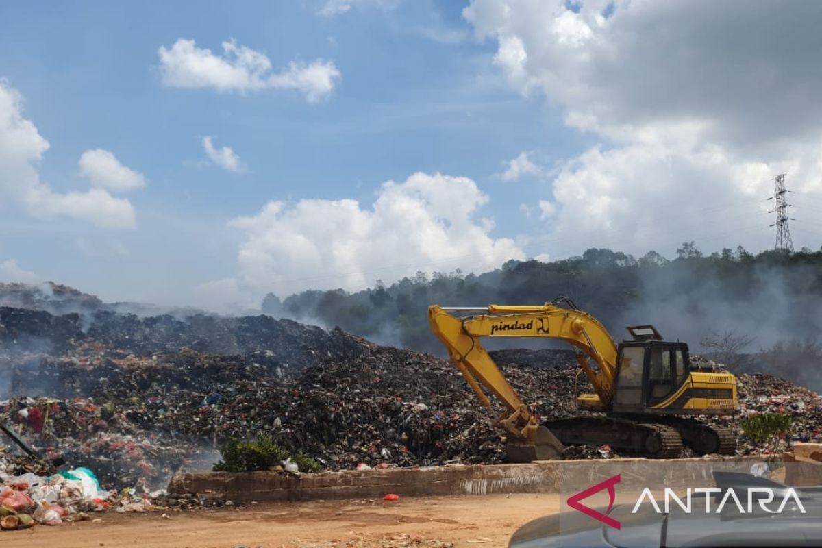 11 hari terbakar, BPBD berupaya kendalikan api  TPA sampah di Belitung