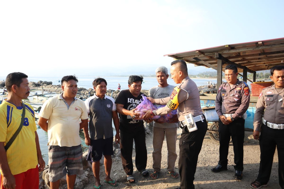 Polres Pesisir Barat Lampung bagikan bantuan sosial kepada sejumlah nelayan