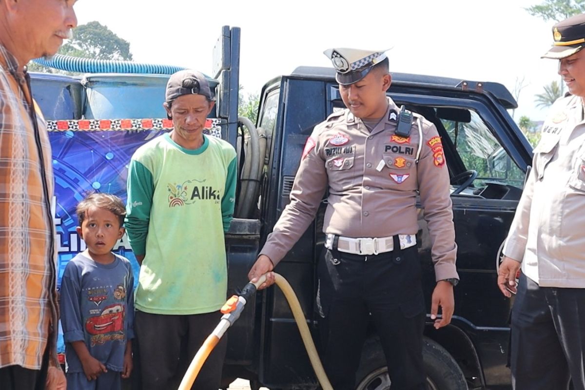 Polres Lampung Barat salurkan bantuan air bersih warga terdampak kekeringan