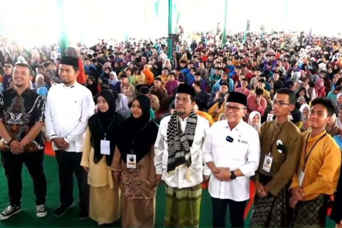 Mendag serahkan bantuan beasiswa Rp300 juta untuk 100 mahasiwa Umri