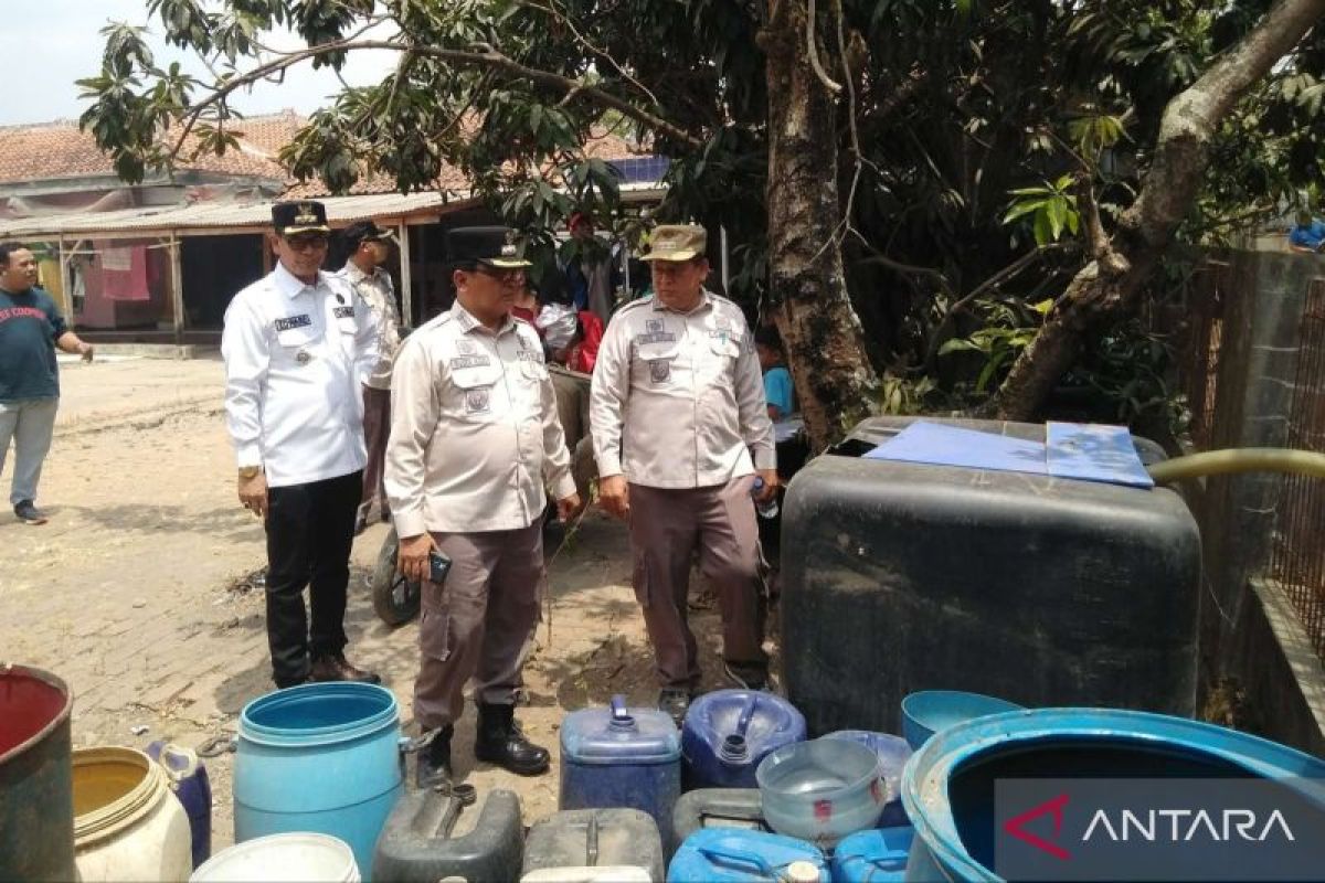 Para camat di Kabupaten Bekasi turun langsung  bantu penyaluran air bersih