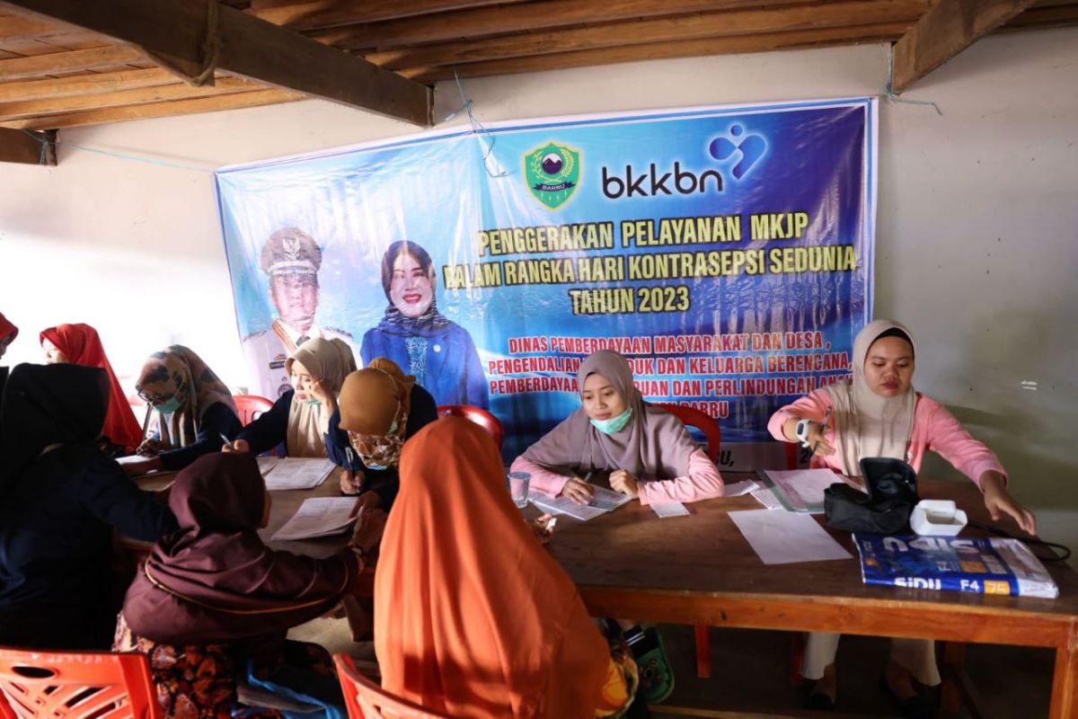 BKKBN Sulsel dan Pemkab Barru berikan layanan KB gratis di desa terpencil
