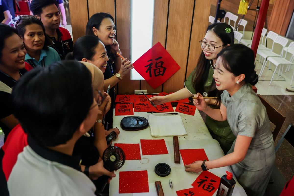 Perpustakaan Nasional Filipina resmikan rak buku berbahasa Mandarin