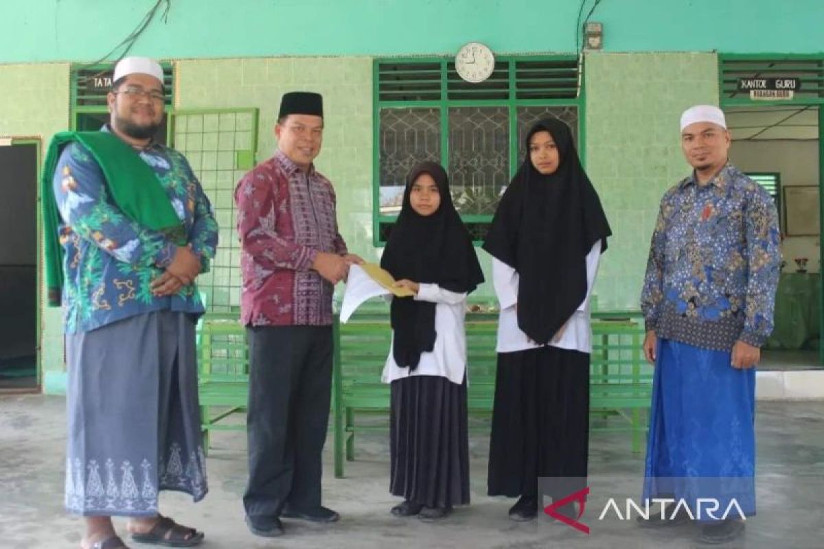 40 Santri Ponpes AL - Hakimiyah terima bantuan beasiswa dari Kakan Kemenag Palas