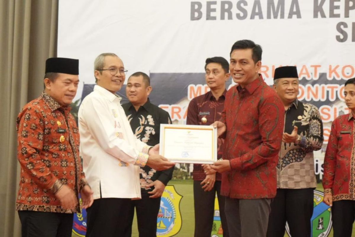 Pemkab Batanghari terima penghargaan penerbitan sertifikat terbanyak