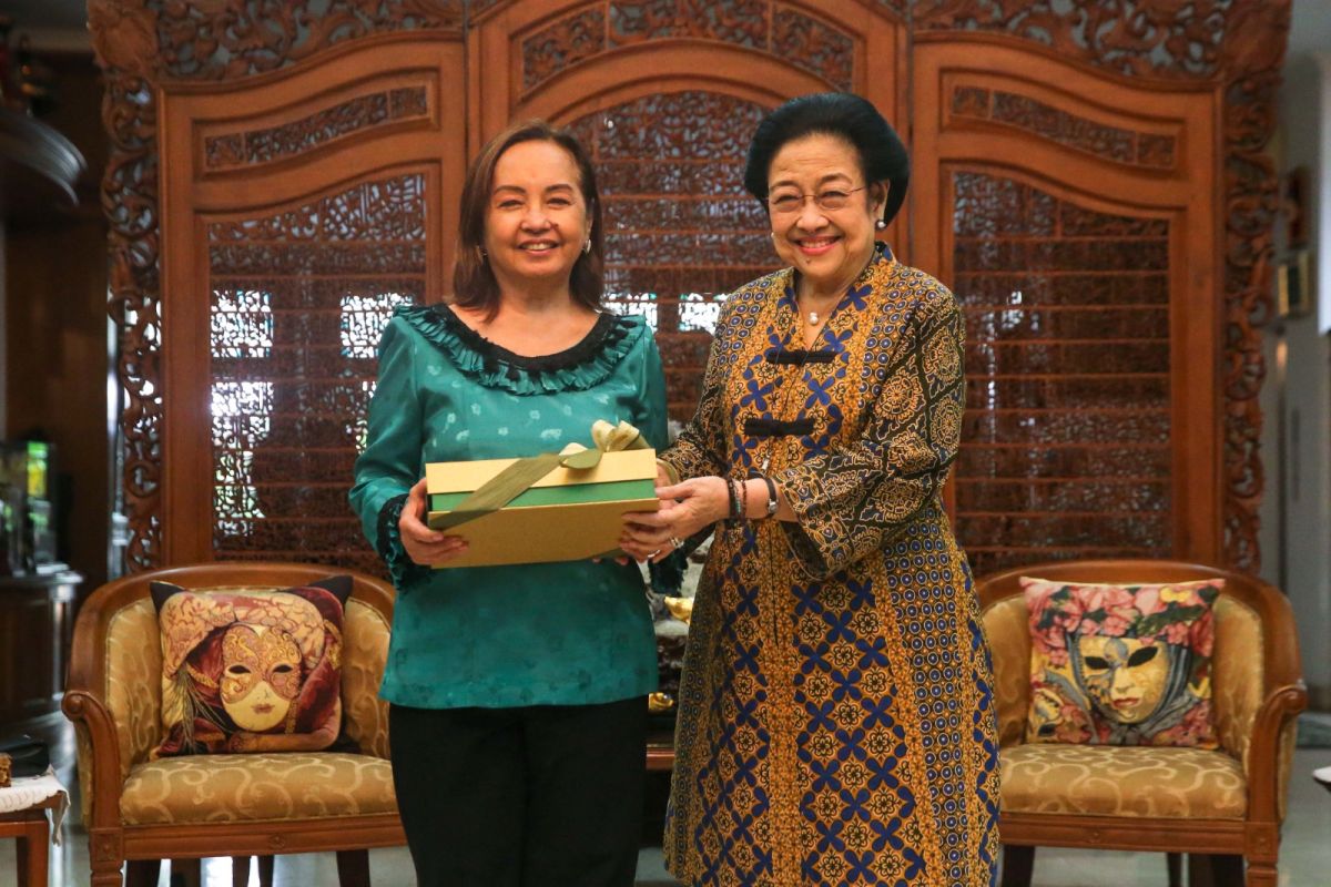 Megawati Soekarnoputri dan Gloria Arroyo tukar pikiran kebangsaan