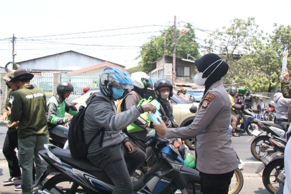 Polisi bagikan masker kepada pengendara di Jalan Daan Mogot