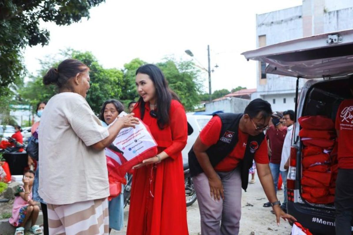 Anggota DPRD Sumut bagikan lima ton beras untuk warga Kota Medan
